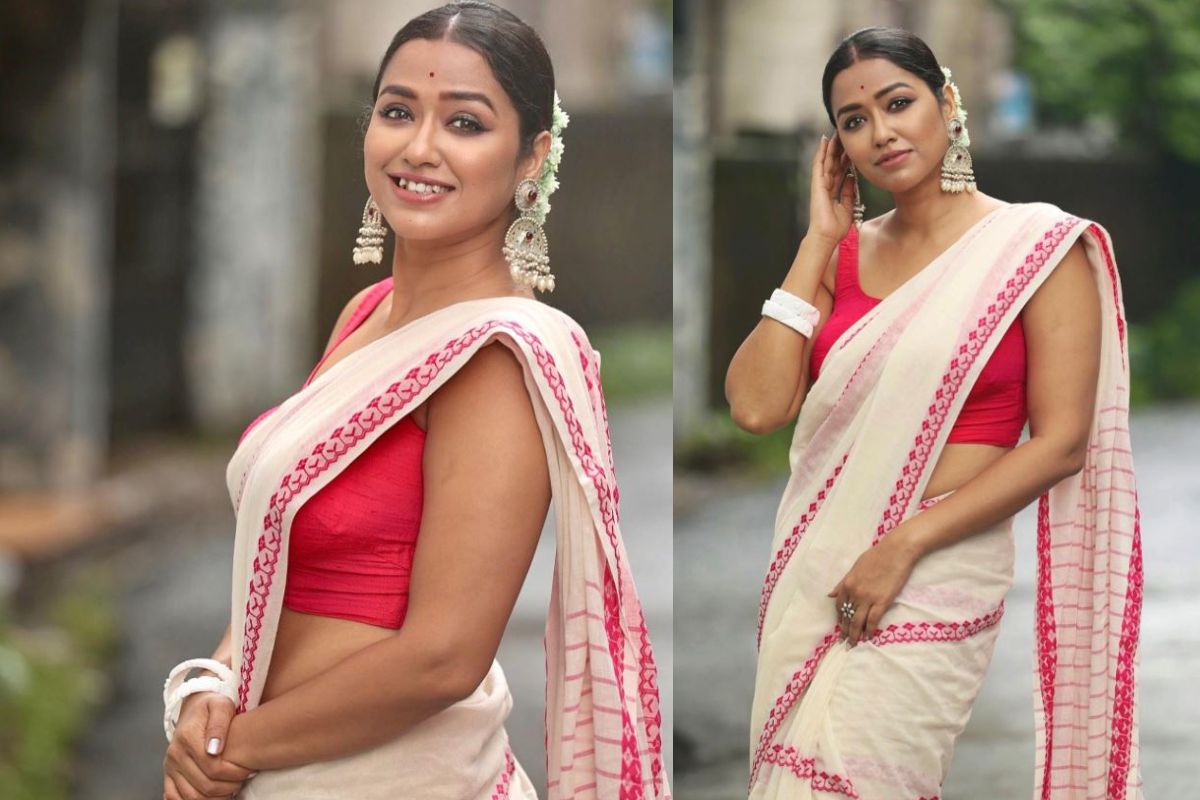 ষষ্ঠীর সকালে বাঙালির মনে আলাদা উন্মাদনা থাকে। সাজ পোশাক নিয়েও চিন্তা থাকে। তবে সেই সমাধান করে দিলেন অভিনেত্রী সোহিনী সরকার। পুজোর প্রথম দিন সোহিনীর মতোই বেছে নিতে পারেন একেবারে ঐতিহ্যবাহী ধাঁচের পোশাক, সাদা-লাল বেগমপুরি হ্যান্ডলুম শাড়ি, সঙ্গে লাল হাতকাটা ব্লাউজ।

শাড়ির সঙ্গে মানানসই করে গলায় ও কানে পরবেন অক্সিডাইজড গয়না। ভারী দুল আর আঙুলে স্টেটমেন্ট রিং সাজকে করে তুলেছে আরও নজরকাড়া। হাতে জোড়া মোটা শাখা এবং খোঁপায় গোঁজা জুঁইয়ের মালা পুরো লুককে দিয়েছে নিখুঁত পরিপূর্ণতা। মেকআপেও সোহিনী রেখেছেন স্বাভাবিক ছোঁয়া। হালকা বেস, চোখে ঘন কাজল আর ছোট লাল টিপ— এই সাদামাটা অথচ আকর্ষণীয় সাজেই কাটিয়ে ফেলুন ষষ্ঠী।